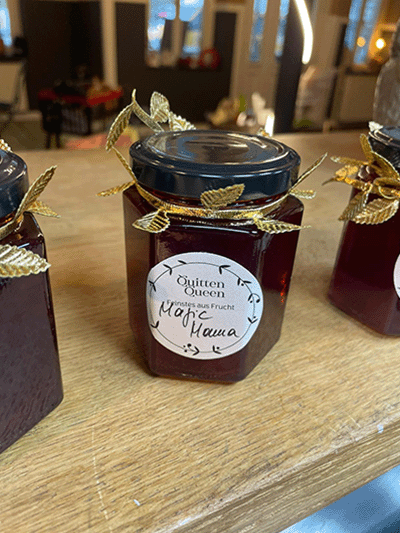 *Magic Mama* ist kein Gelee es ist ein fruchtiges Statement, eine wunderbare Art, sich selbst oder andere einzigartige Frauen und Mütter zu feiern. 
Wer hat es sich ausgedacht, dieses rot leuchtende Gelee aus Erdbeeren, Johannisbeeren, Champagner 🍾 und Blattgold? Die *Quittenqueen* und dort kann man es auch probieren und erwerben. Wo: Alter Nobis-Krug, Warendorfer Str. 512 in Münster Handorf.